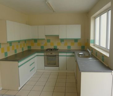 4 bedroom semi-detached house to rent - Photo 2