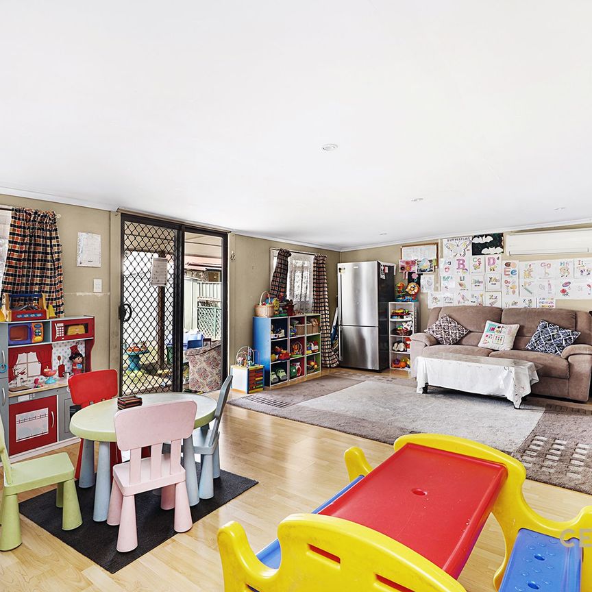 **Charming Family Home in Prime Minto Location** - Photo 1