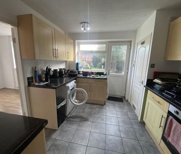 4 bedroom semi-detached house to rent - Photo 4