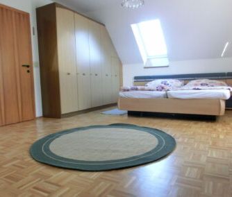 Möblierte 2 Zimmer Dachgeschoss Wohnung in Hauptplatznähe - Photo 4