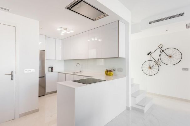 3 bedroom luxury penthouse for rent in Marbella, Andalusia - Photo 1