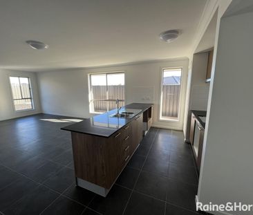 Four bedroom home in blakeview! - Photo 6