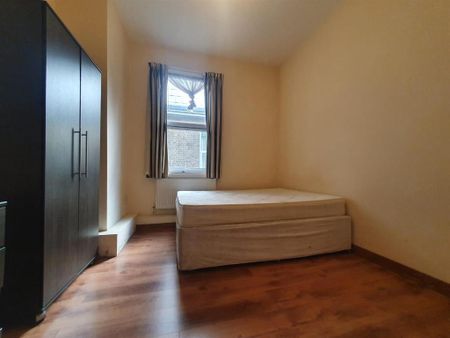 3 bedroom flat to rent - Photo 3