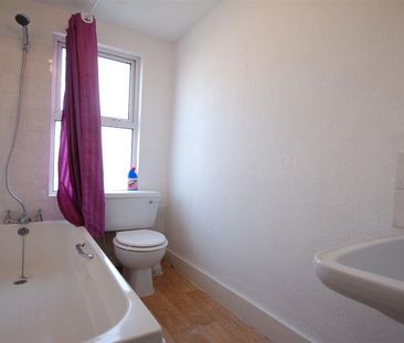 property to rent - Photo 2