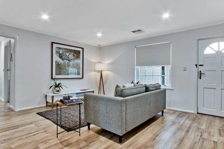 Single storey rear unit in small group of four! - Photo 3