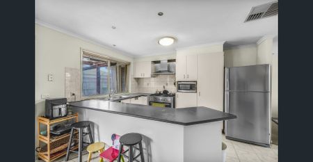 Stylish 4 Bedroom Family Retreat with Private Pool - Photo 2