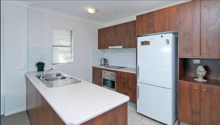 Spacious 2 Bedroom Unit Fully Furnished - Photo 4