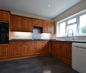 3 bedroom Property to rent - Photo 2