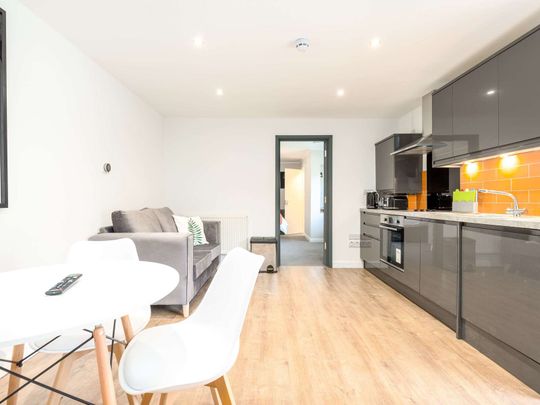 OX Living is proud to present this high-quality 9-bedroom co-living property, perfect for working professionals looking for stylish, stress-free living. Room 3 - Photo 1