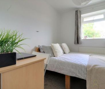 4 bedroom end of terrace house to rent - Photo 2