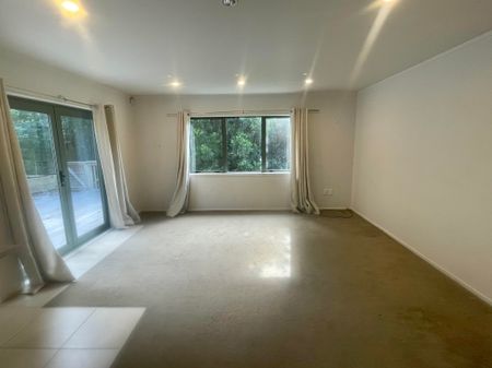 Beautiful modern house in Titirangi - Double garage and off street parking - 1 week RENT FREE. - Photo 5