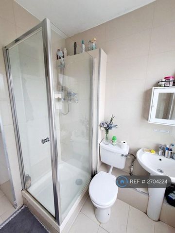 1 bedroom in a house share to rent - Photo 5