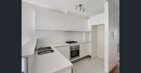 Spacious Two Bedroom Townhouse with Three Car Garage - Photo 3