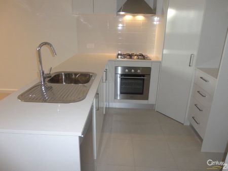 Two Bedroom Townhouse - Clayton Central Location-Hop to Train Station - Photo 3