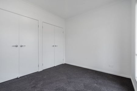 Family-Friendly 4-Bedroom Townhouse with Modern Amenities - Photo 3