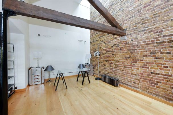 A stunning 2 bed 2 bath available now unfurnished. - Photo 1