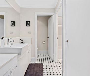 Prime Location! - Photo 5