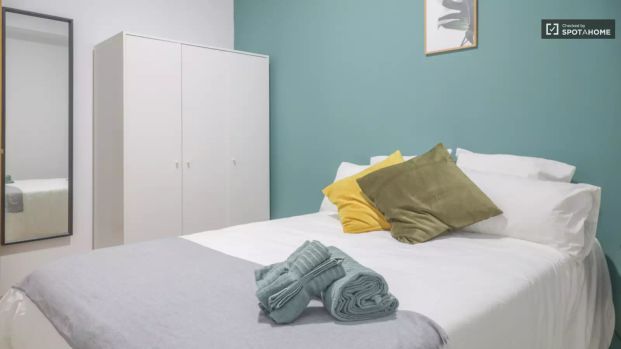 Room in a shared 11-bedroom apartment for rent in Argüelles. - Photo 1