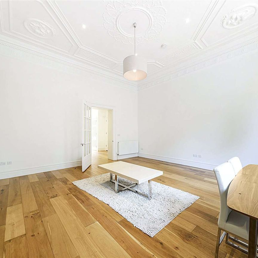A remarkable example of a stunning one bedroom period apartment on a highly sought after garden square. - Photo 1