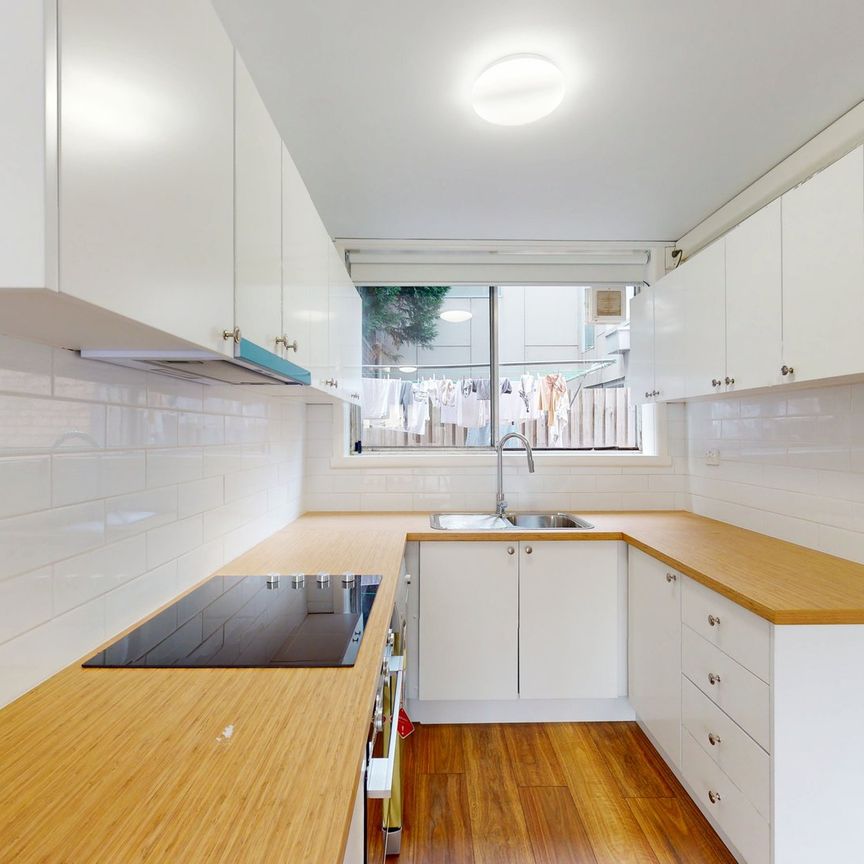 Newly Renovated Apartment & Perfectly Positioned for Convenience! - Photo 1