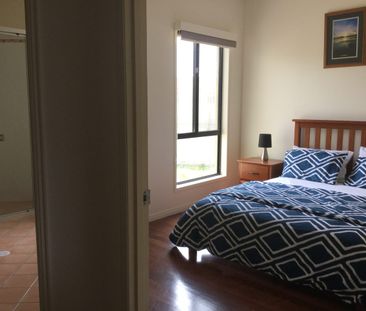 NEAT FURNISHED 2 BED UNIT @ $500 PER WEEK BOTTOM FLOOR ONLY. - Photo 4