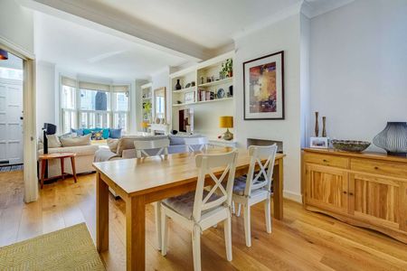 A beautifully presented four bedroom home, in a popular road in Wandsworth. - Photo 2
