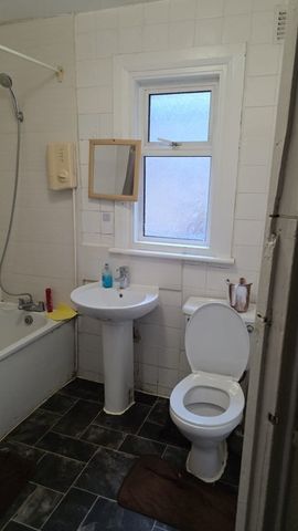 Room in a Shared House, Lowbrook Road, IG1 - Photo 4