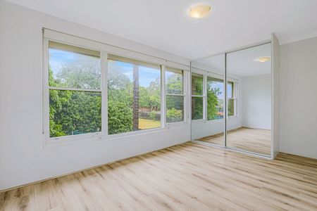 Sun Filled, Freshly Painted Two Bedroom Apartment - Photo 2