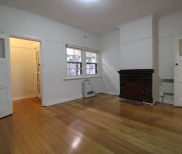 “Charming 2-Bed Art Deco Apartment Steps from St Kilda Beach” - Photo 5