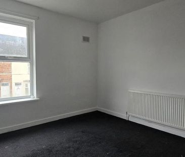 4 bedroom end of terrace house to rent - Photo 6