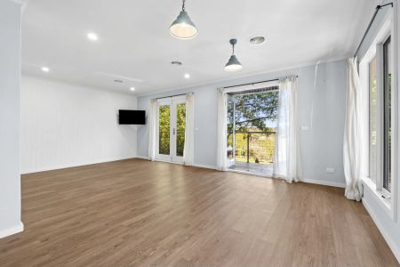 Charming Cottage Centrally located - Photo 3