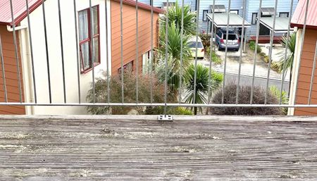 Chic 2BR Townhouse in Papatoetoe - Photo 2