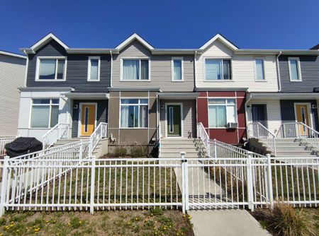Blue Quill Beauty | 3 Bed, Double Garage, Steps To Lrt. - Photo 2