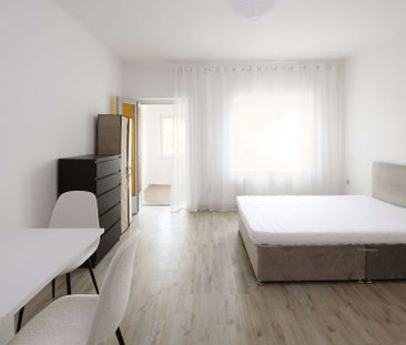 Gepflegte 2-Raum-Wohnung mit Möbeln - Photo 1