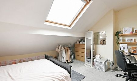 Fantastic 3 bedroom property with a HUGE bathroom! - Photo 5