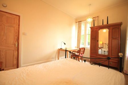 3 bedroom flat to rent - Photo 4