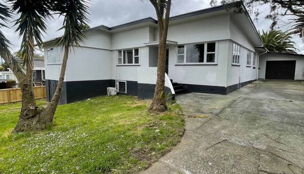 Modern 5-Bedroom Rental Offering Comfort, Space, and Family-Friendly Living - Photo 1