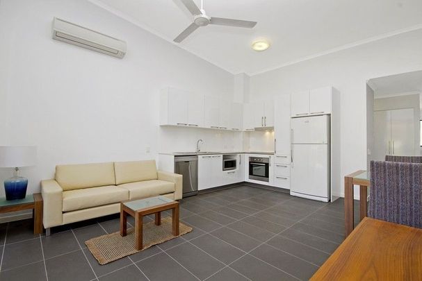 FULLY FURNISHED - SPACIOUS 2 BEDROOMS, 2 BATHROOMS, GROUND FLOOR UNIT. - Photo 1