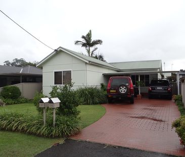 Spacious 4 Bedroom Home with Large Entertaining Deck - Photo 5