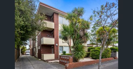 Light, Bright Renovated Apartment – Semi Furn Option - Photo 5