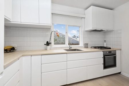 BRIGHT AND SPACIOUS APARTMENT IN THE HEART OF ST KILDA - FULLY FURNISHED - Photo 2