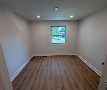 For Lease - 257 London Road, Newmarket, Ontario - Photo 2