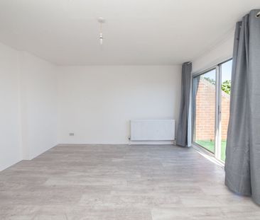 2 Bed Flat, Wrens Court, E13 - Photo 3