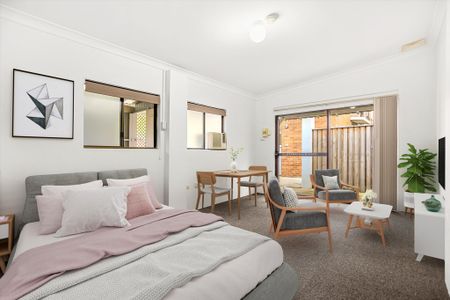 Freshly Renovated 3 Bedroom Duplex in Prime Location - Photo 2