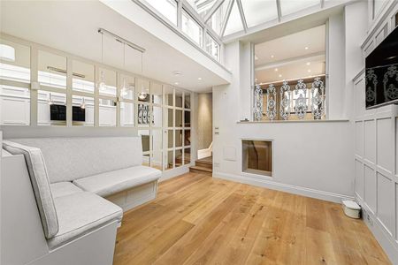 A beautifully presented terraced house situated in the heart of Belgravia. - Photo 3