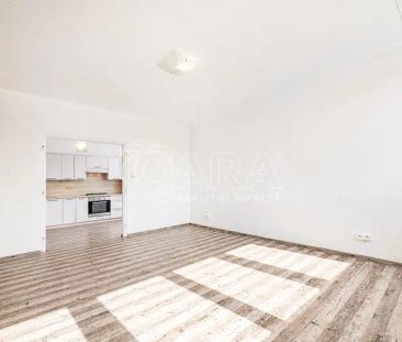 Pronájem slunného 2+1 v širším centru s krásným výhledem - Photo 1