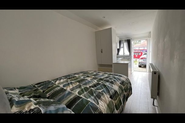 Studio Flat, Baring Road, SE12 - Photo 1