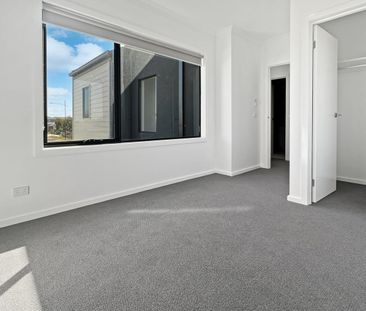Modern Three-Bedroom Townhouse with Double Garage in Rockbank - Photo 4