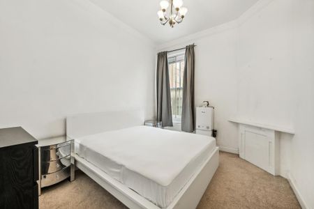 4 bedroom flat to rent - Photo 3