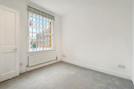 4 bedroom terraced house to rent - Photo 5
